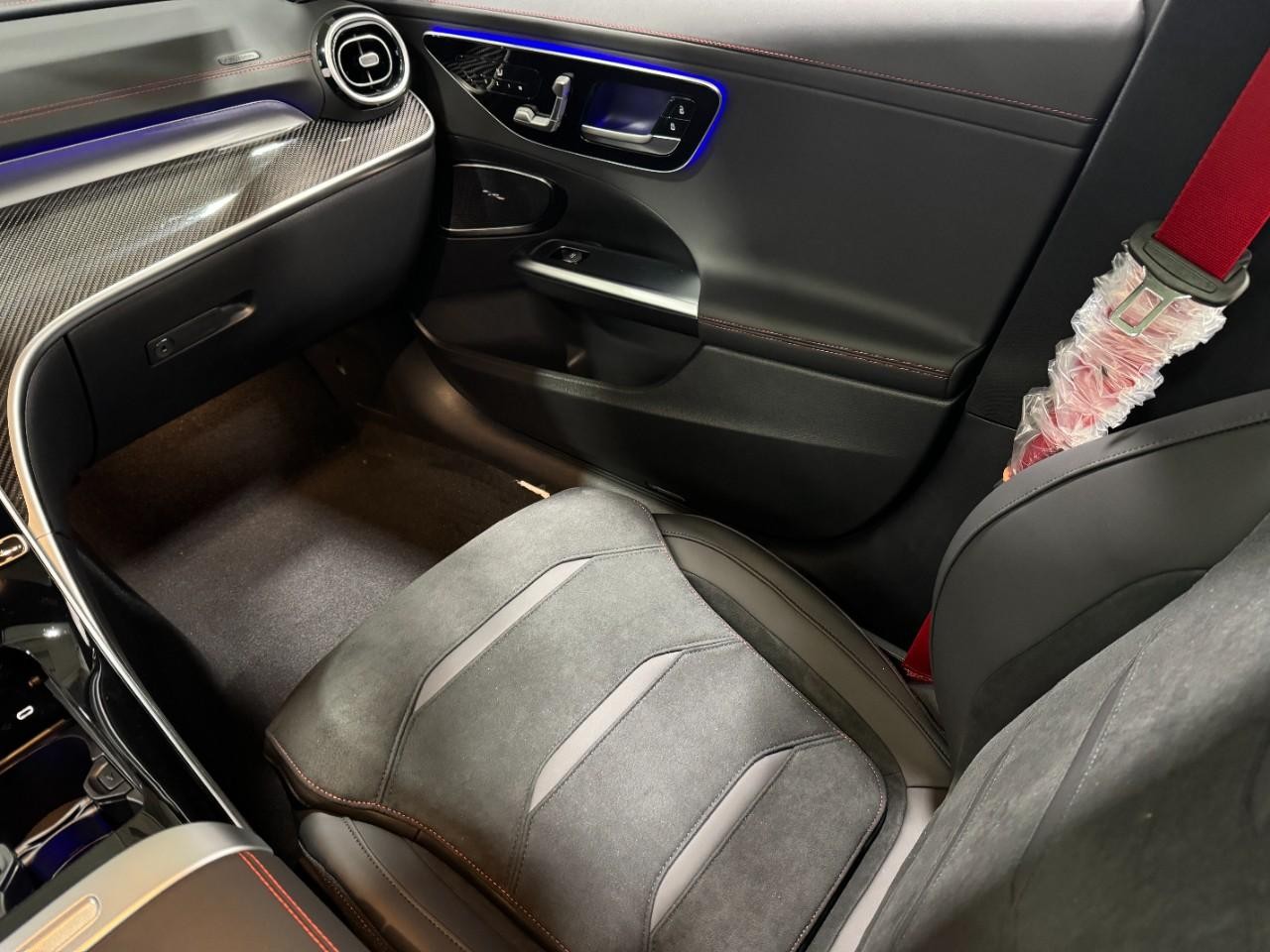 Mercedes-Benz C-Class Vehicle Full-screen Gallery Image 15