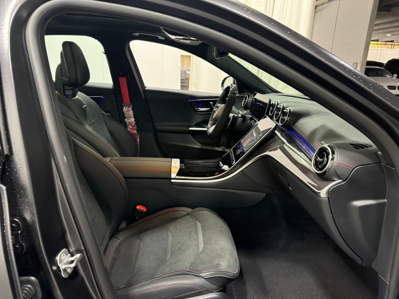 Mercedes-Benz C-Class Vehicle Full-screen Gallery Image 16