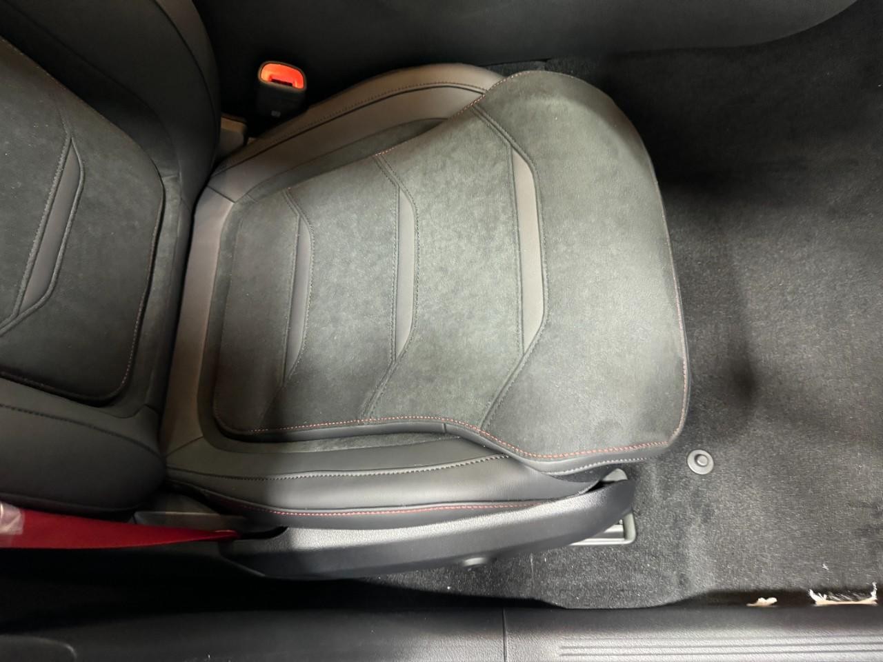 Mercedes-Benz C-Class Vehicle Full-screen Gallery Image 17