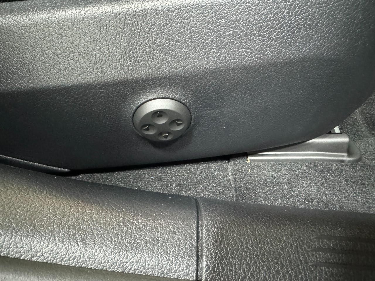 Mercedes-Benz C-Class Vehicle Full-screen Gallery Image 18