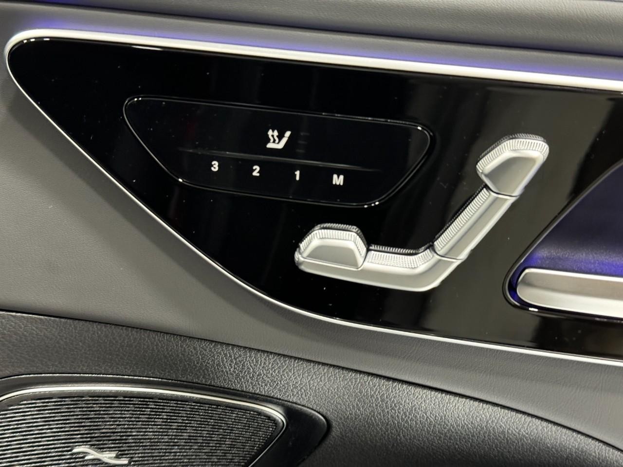 Mercedes-Benz C-Class Vehicle Full-screen Gallery Image 19