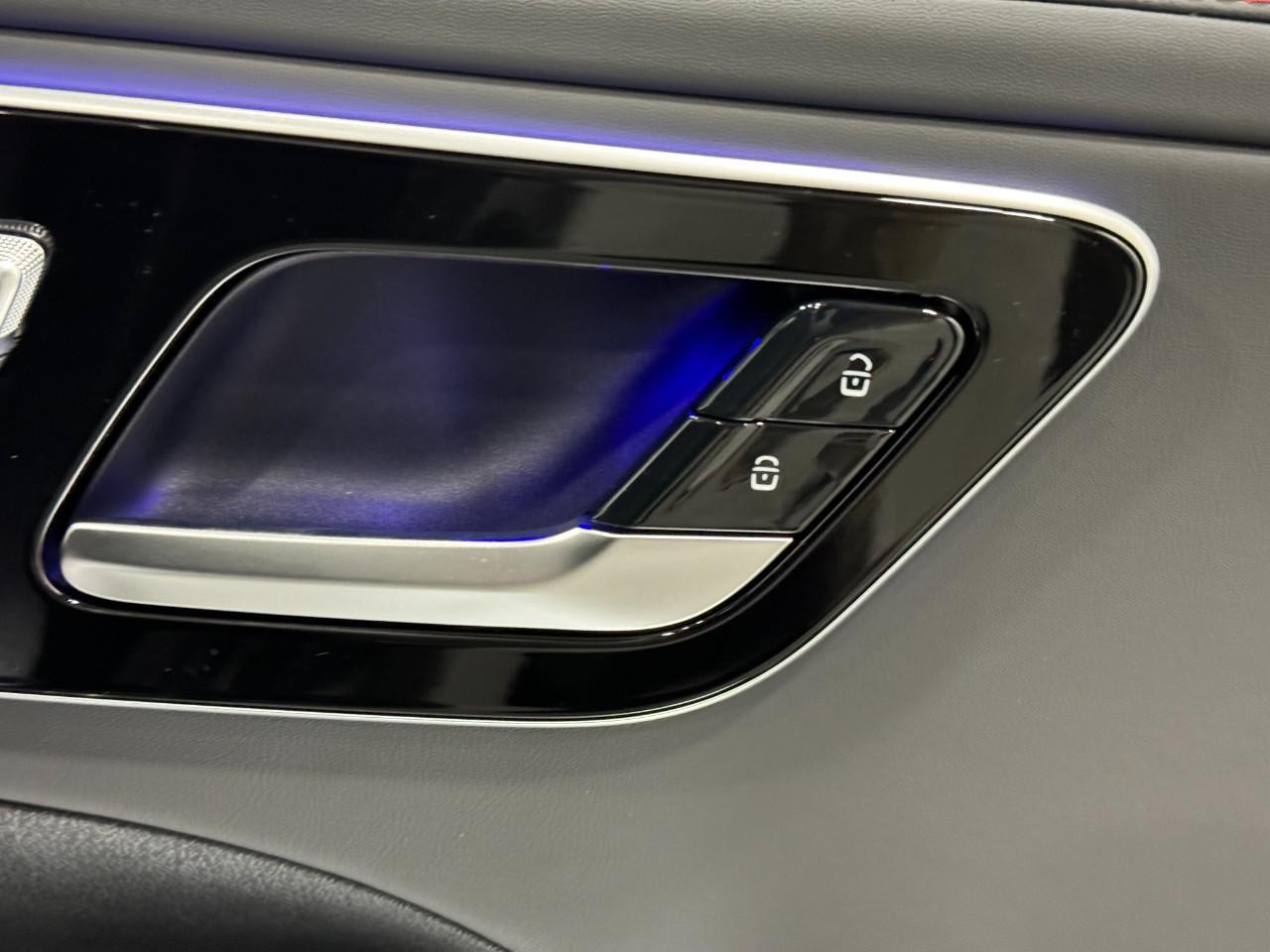 Mercedes-Benz C-Class Vehicle Full-screen Gallery Image 20