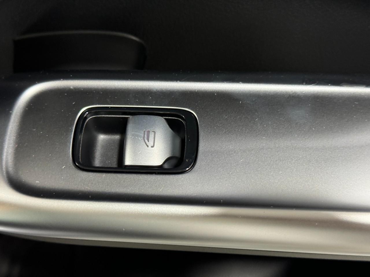 Mercedes-Benz C-Class Vehicle Full-screen Gallery Image 21