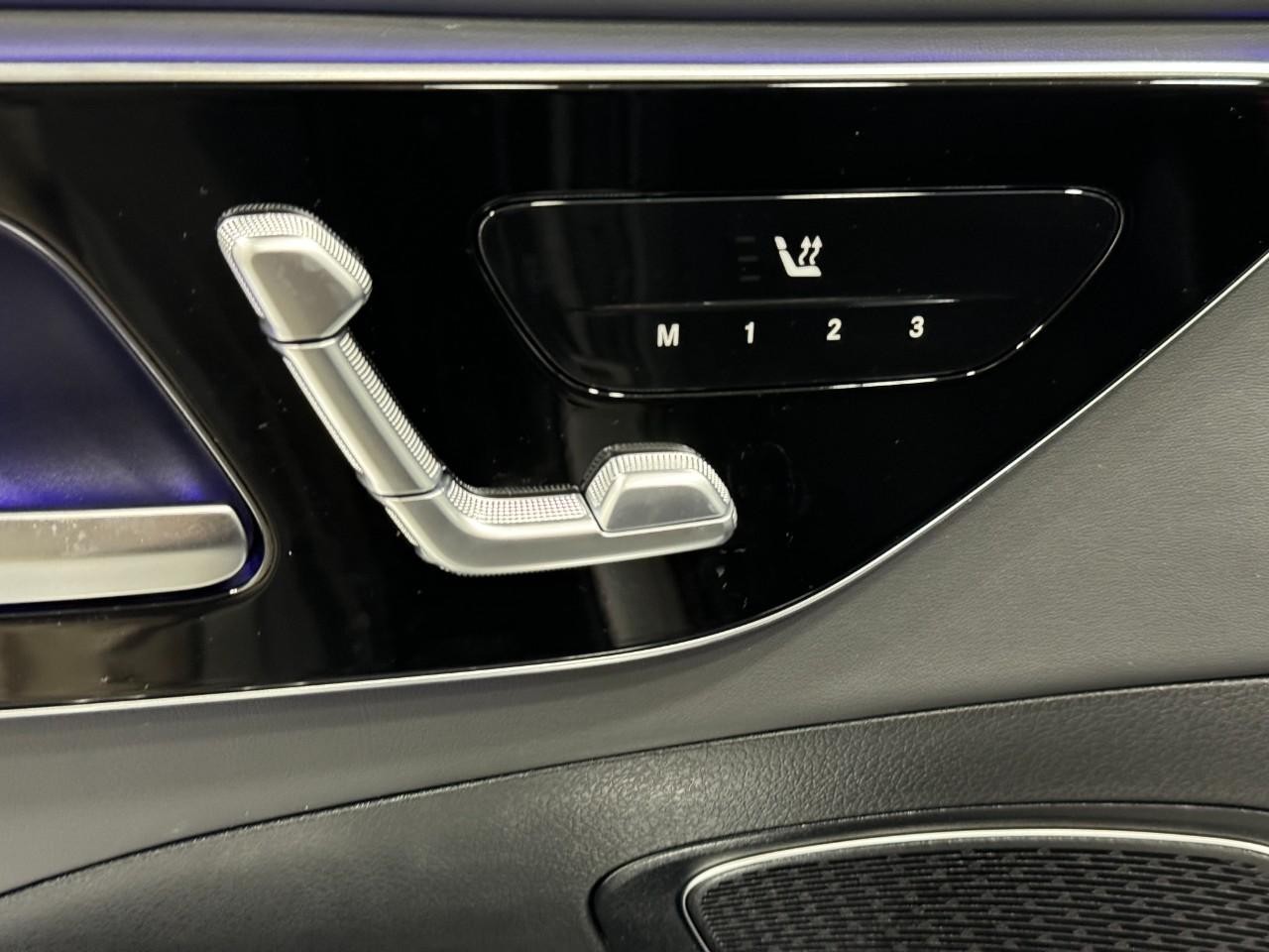 Mercedes-Benz C-Class Vehicle Full-screen Gallery Image 22