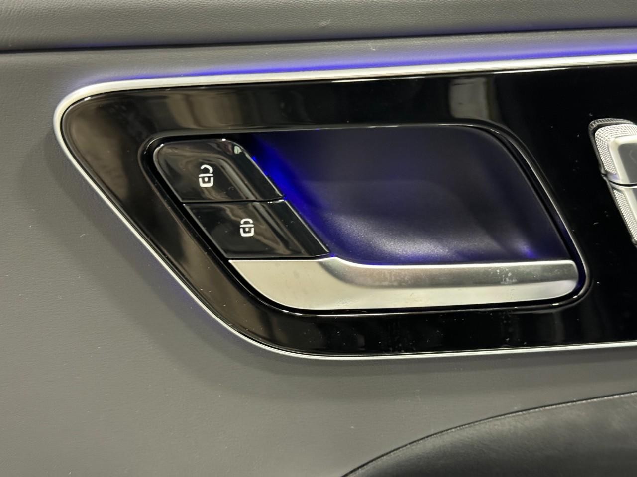 Mercedes-Benz C-Class Vehicle Full-screen Gallery Image 23