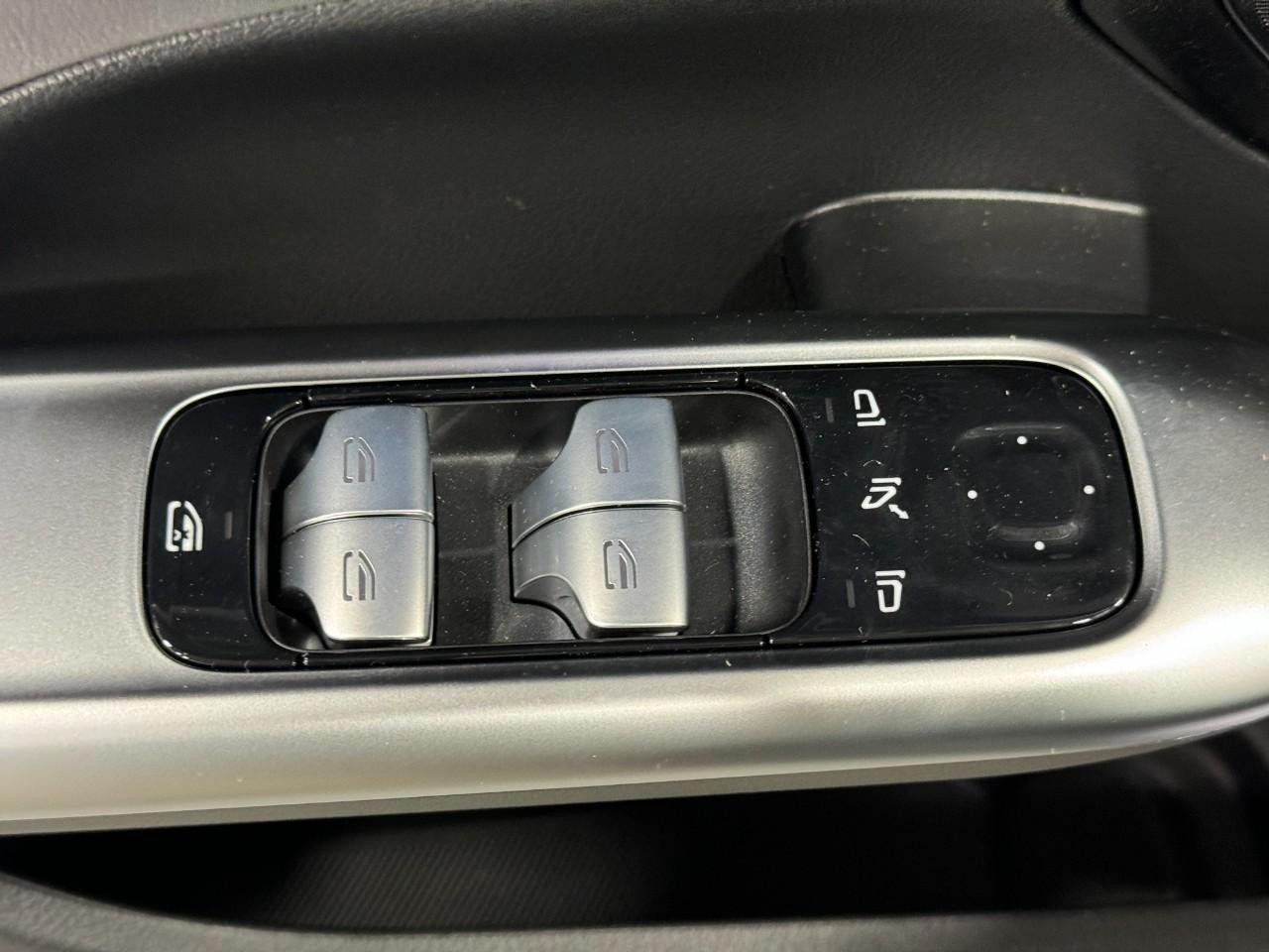 Mercedes-Benz C-Class Vehicle Full-screen Gallery Image 24