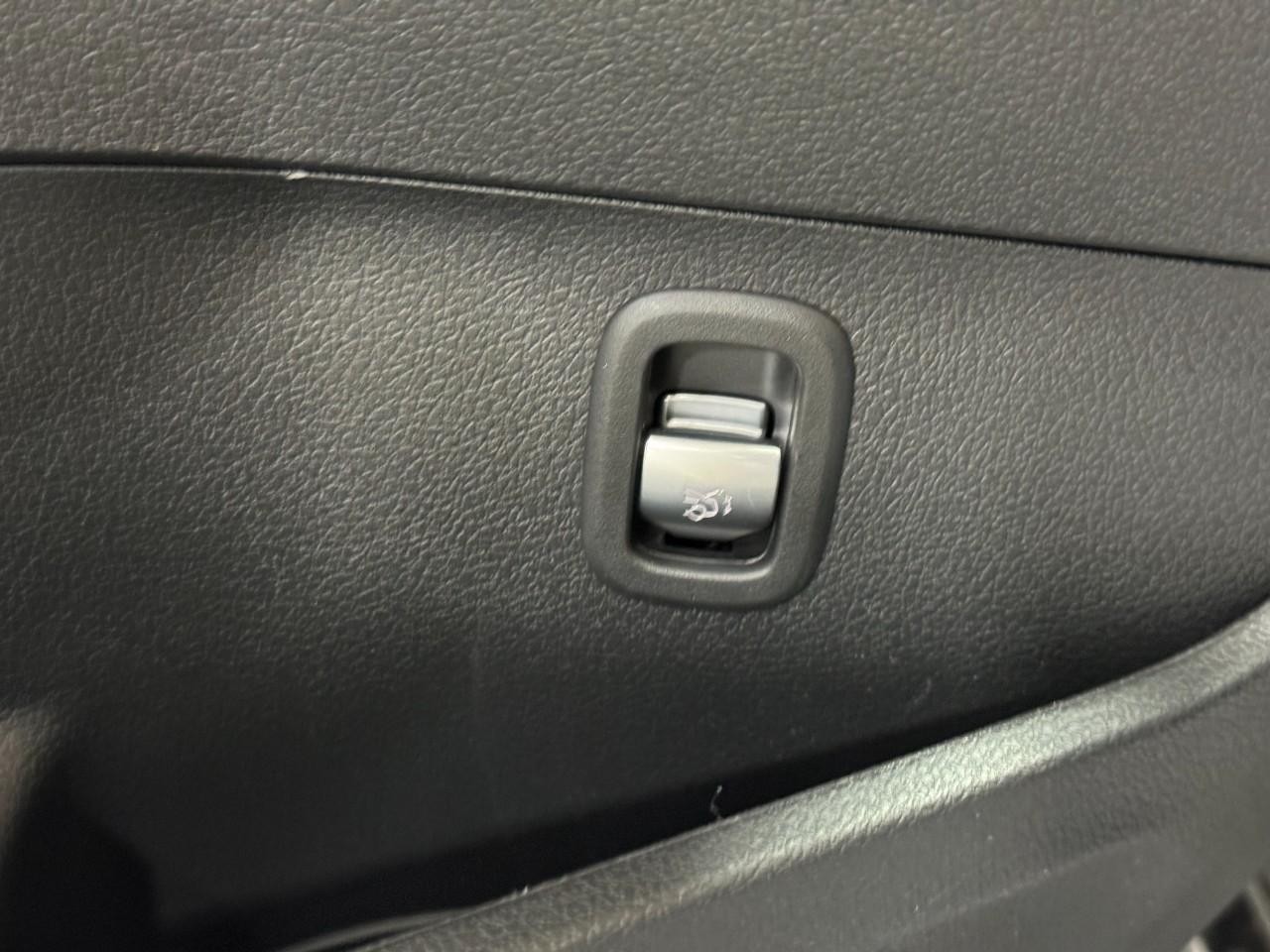 Mercedes-Benz C-Class Vehicle Full-screen Gallery Image 25