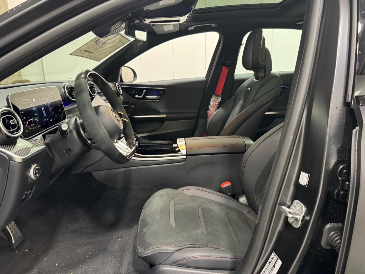 Mercedes-Benz C-Class Vehicle Full-screen Gallery Image 26