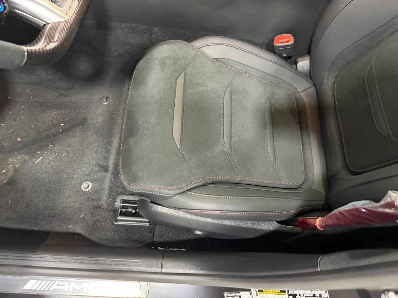 Mercedes-Benz C-Class Vehicle Full-screen Gallery Image 27