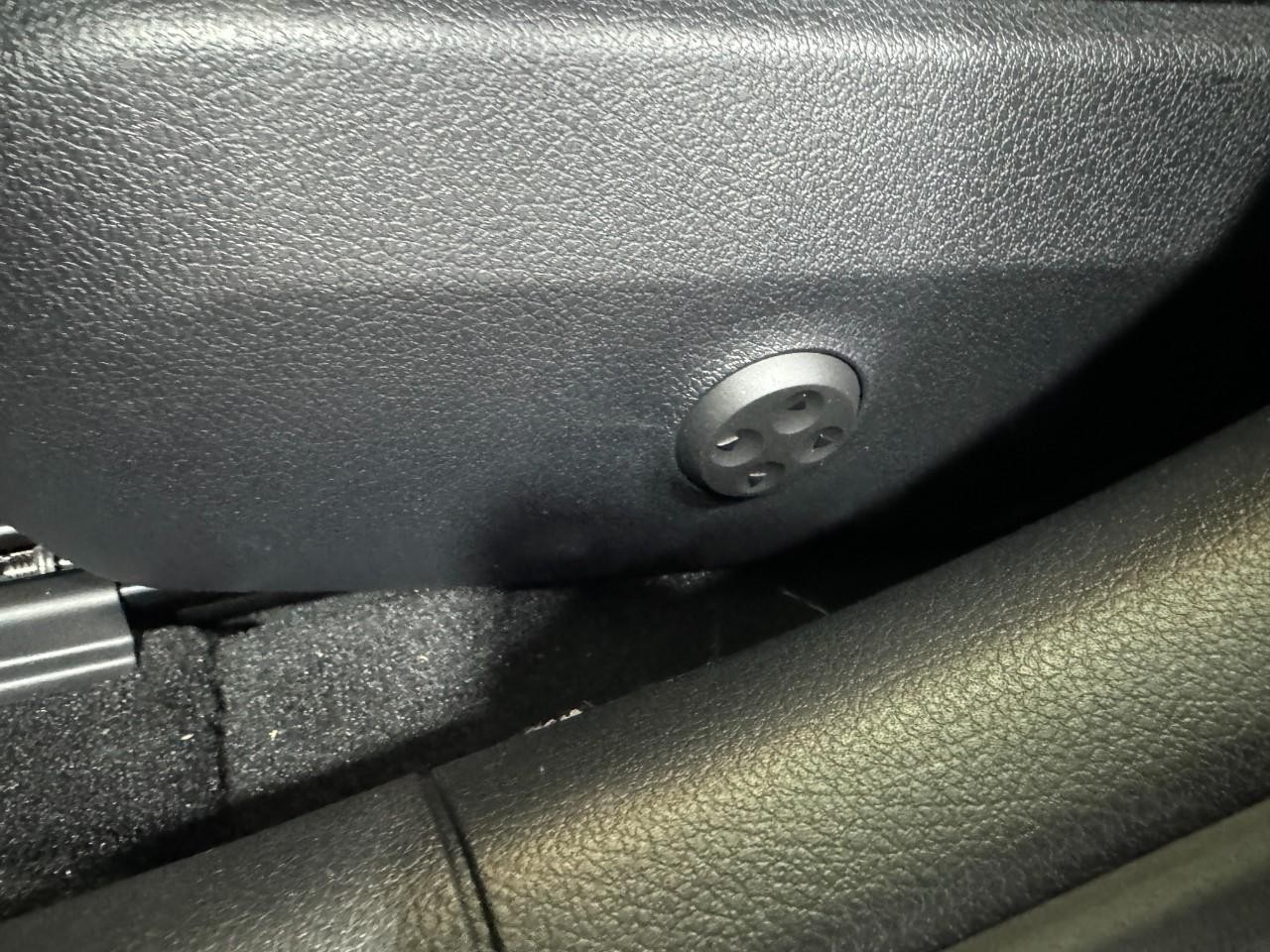 Mercedes-Benz C-Class Vehicle Full-screen Gallery Image 28