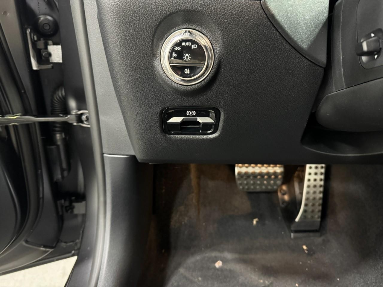 Mercedes-Benz C-Class Vehicle Full-screen Gallery Image 29