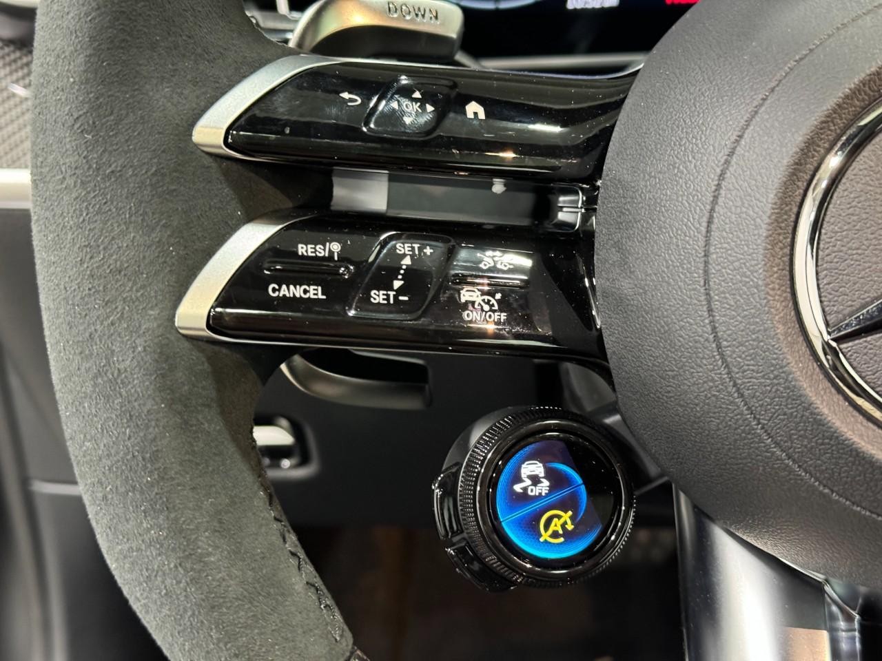 Mercedes-Benz C-Class Vehicle Full-screen Gallery Image 30