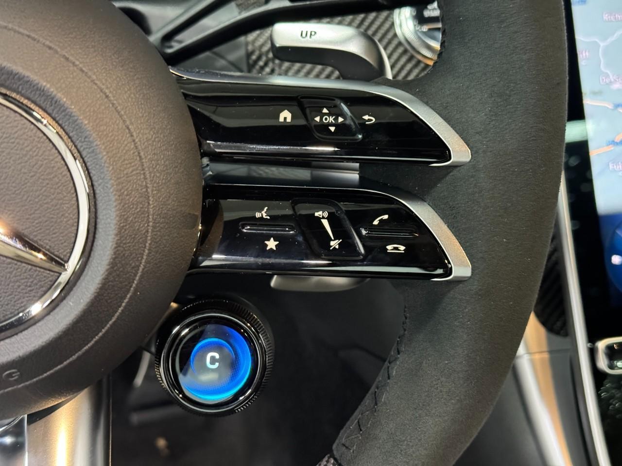 Mercedes-Benz C-Class Vehicle Full-screen Gallery Image 31