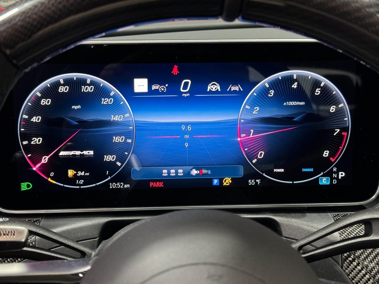 Mercedes-Benz C-Class Vehicle Full-screen Gallery Image 32