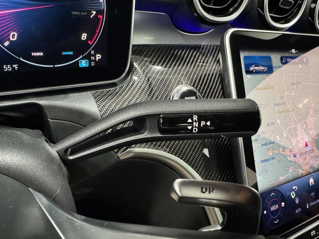 Mercedes-Benz C-Class Vehicle Full-screen Gallery Image 33