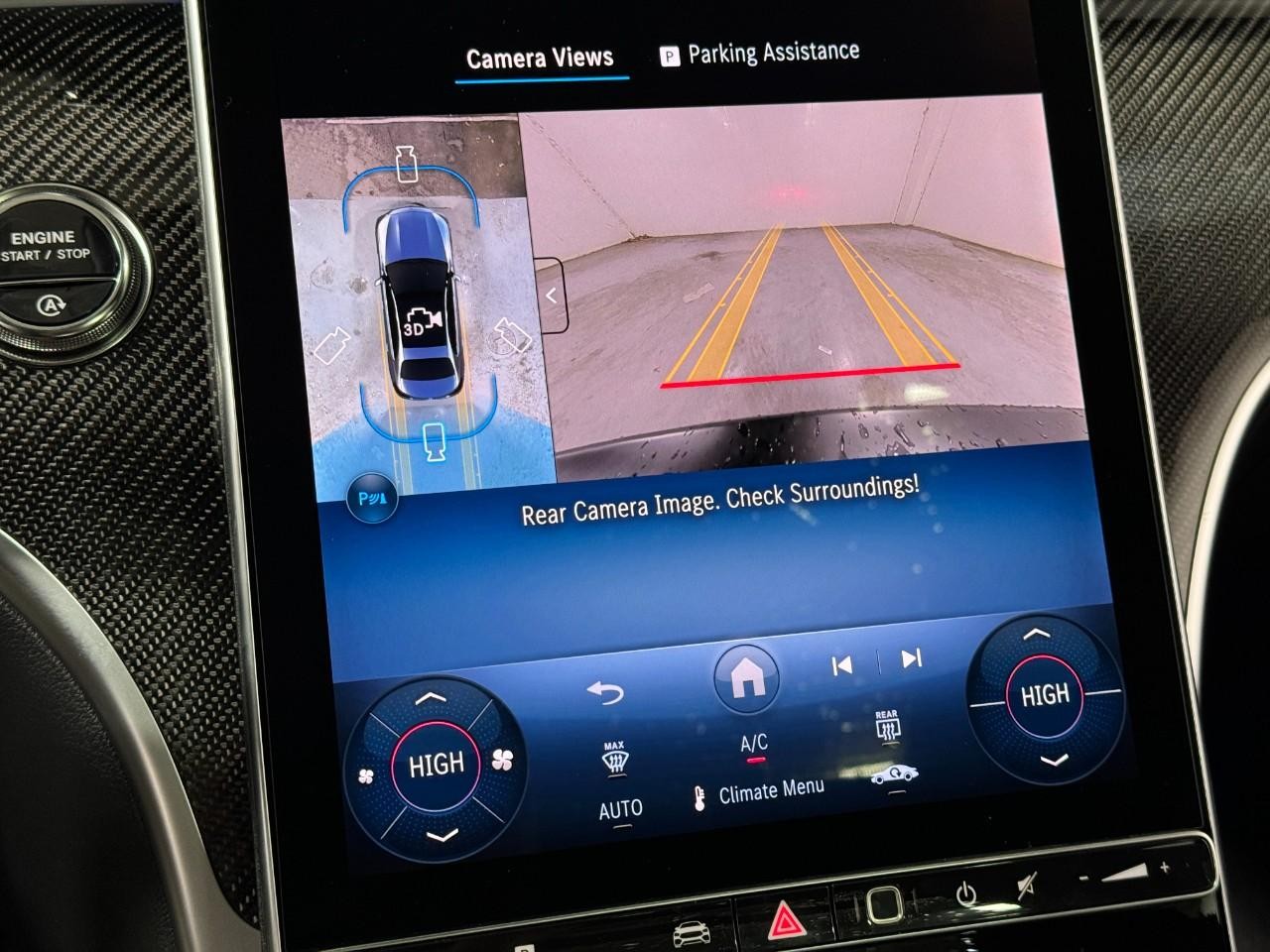 Mercedes-Benz C-Class Vehicle Full-screen Gallery Image 34