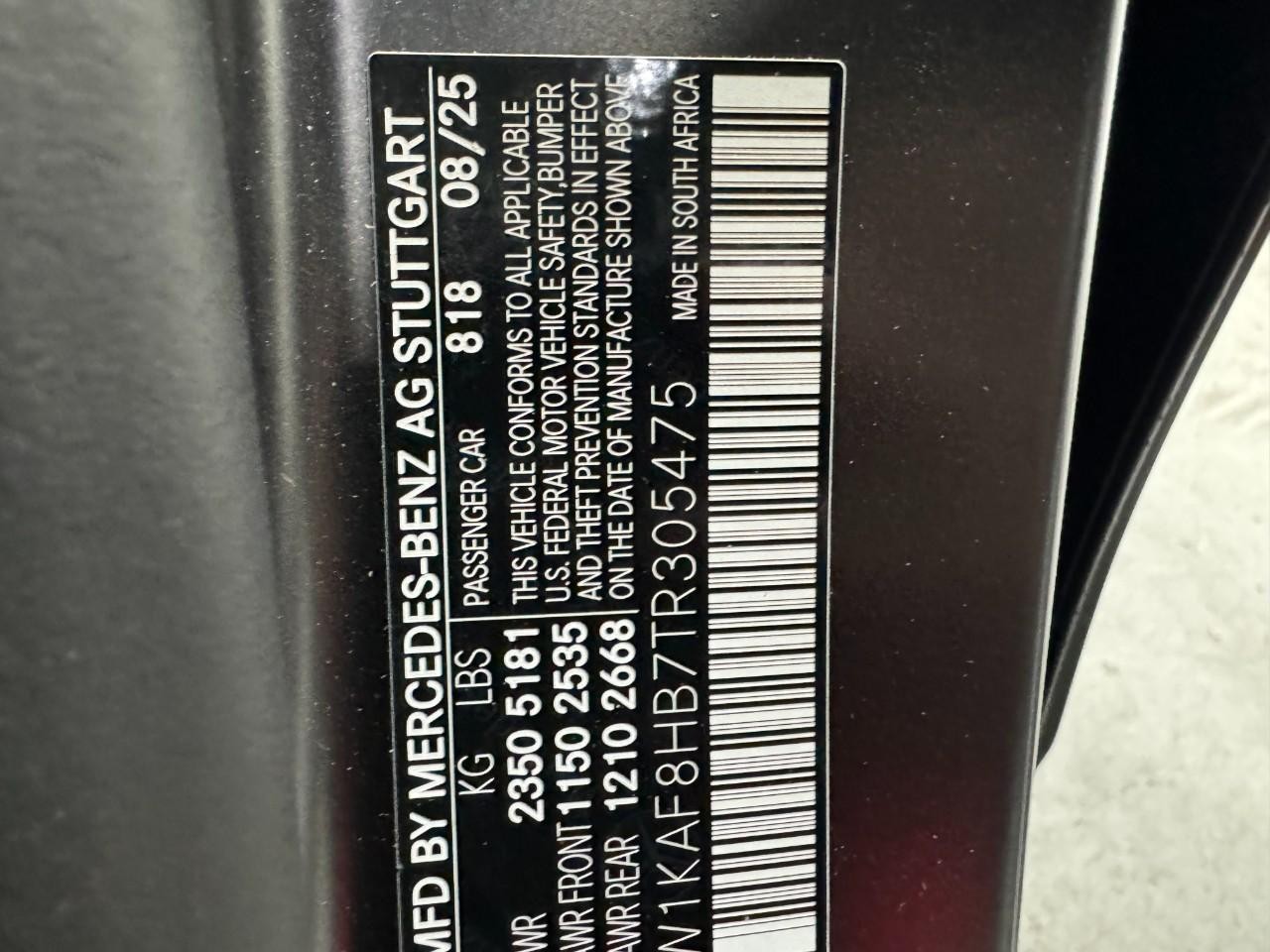 Mercedes-Benz C-Class Vehicle Full-screen Gallery Image 35