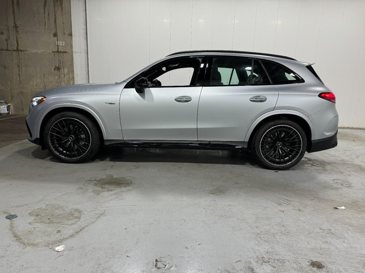 Mercedes-Benz GLC Vehicle Full-screen Gallery Image 2