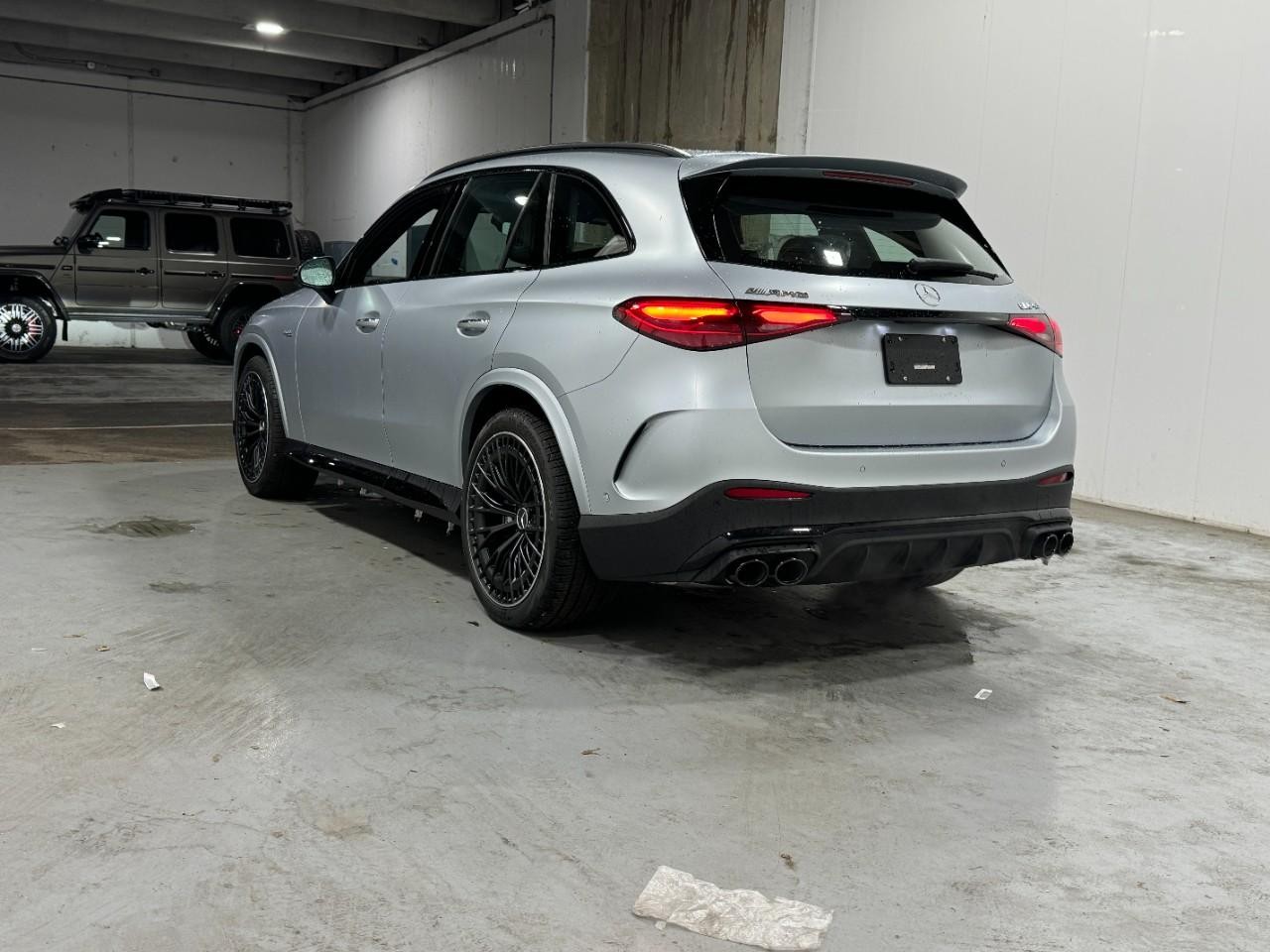 Mercedes-Benz GLC Vehicle Full-screen Gallery Image 3