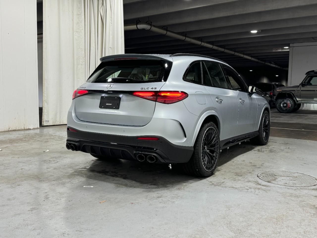 Mercedes-Benz GLC Vehicle Full-screen Gallery Image 4