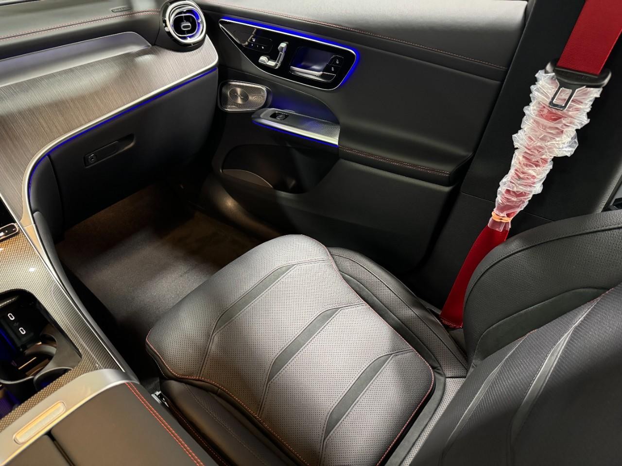 Mercedes-Benz GLC Vehicle Full-screen Gallery Image 13