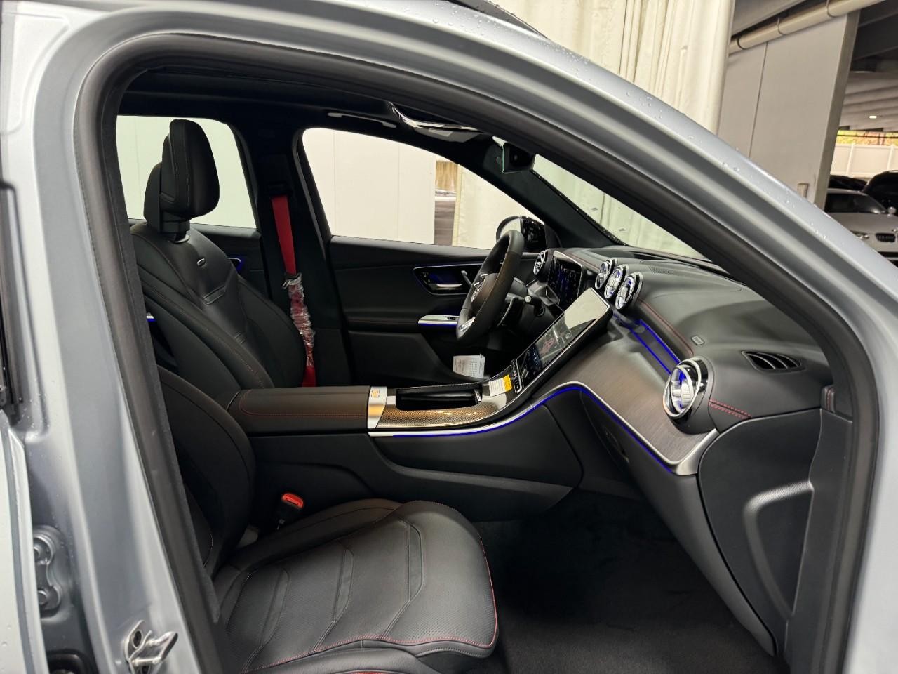 Mercedes-Benz GLC Vehicle Full-screen Gallery Image 14