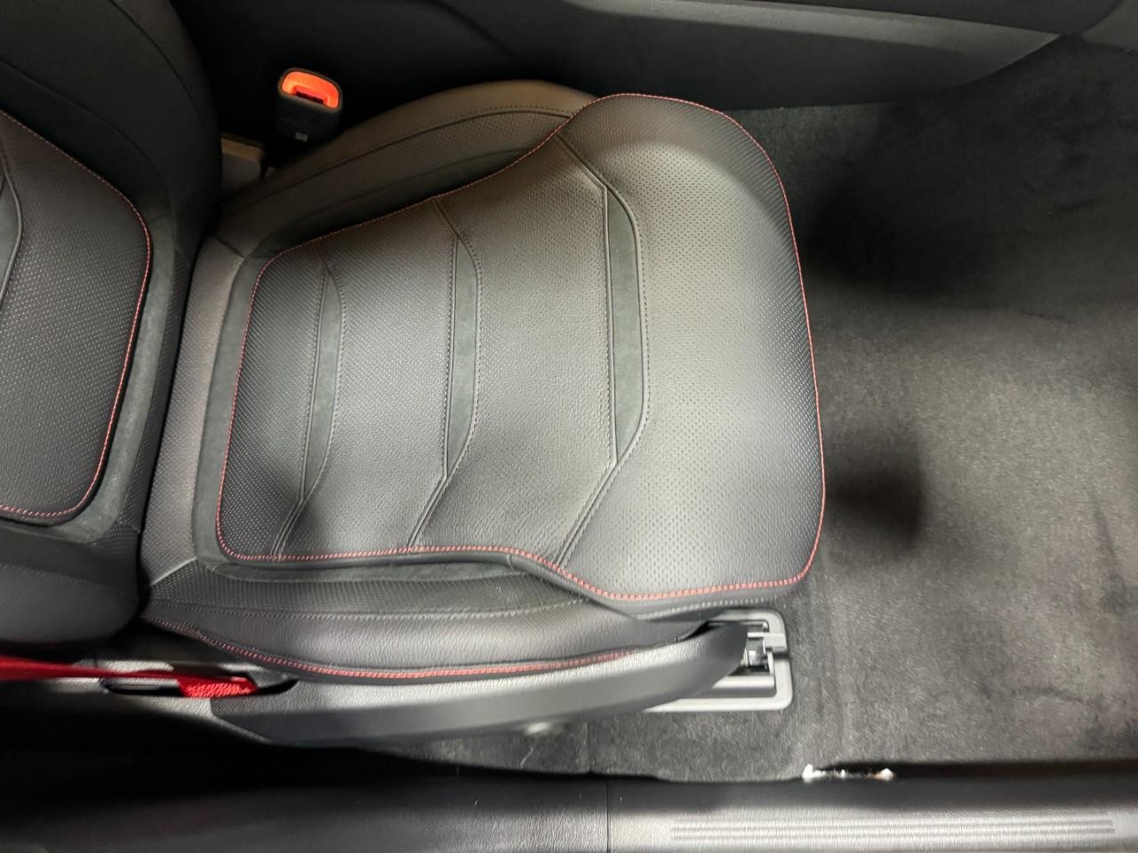 Mercedes-Benz GLC Vehicle Full-screen Gallery Image 15