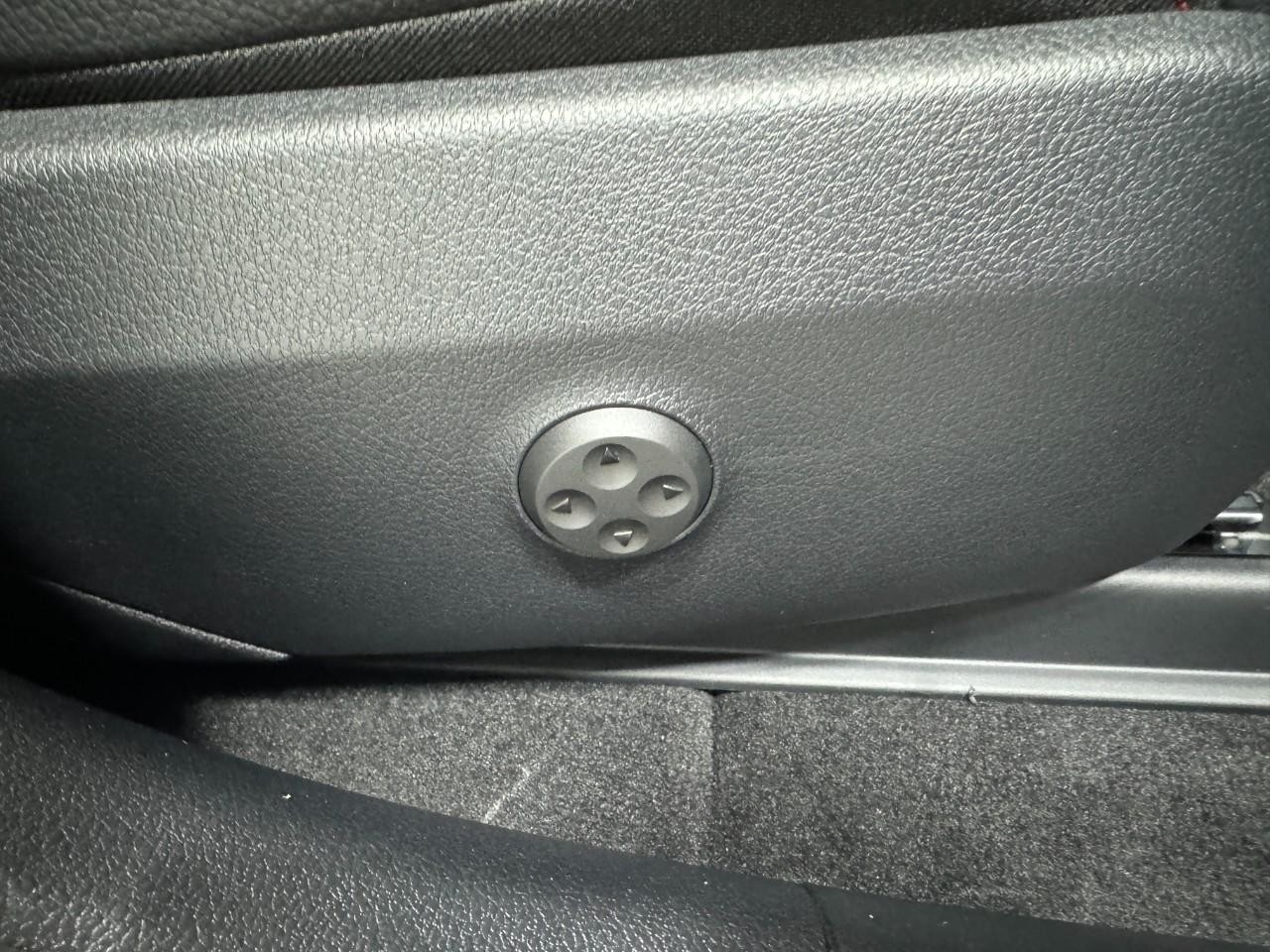 Mercedes-Benz GLC Vehicle Full-screen Gallery Image 16