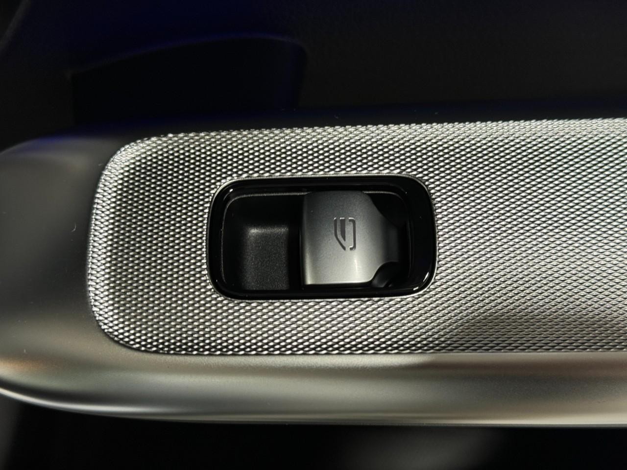 Mercedes-Benz GLC Vehicle Full-screen Gallery Image 19