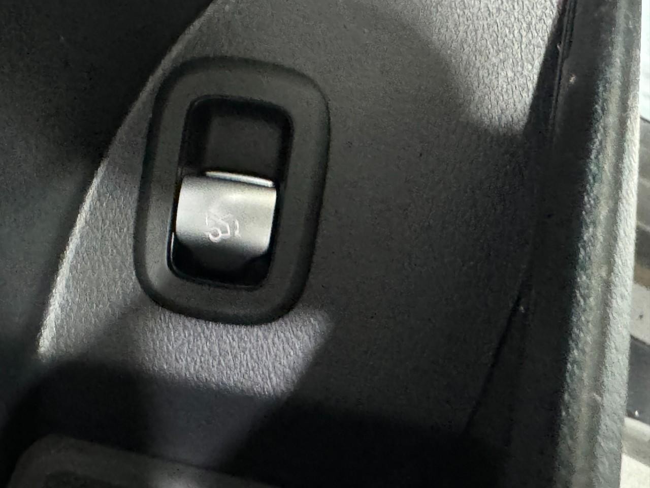 Mercedes-Benz GLC Vehicle Full-screen Gallery Image 23