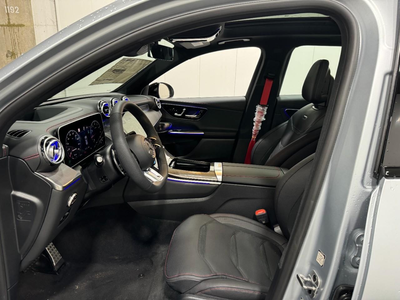 Mercedes-Benz GLC Vehicle Full-screen Gallery Image 24