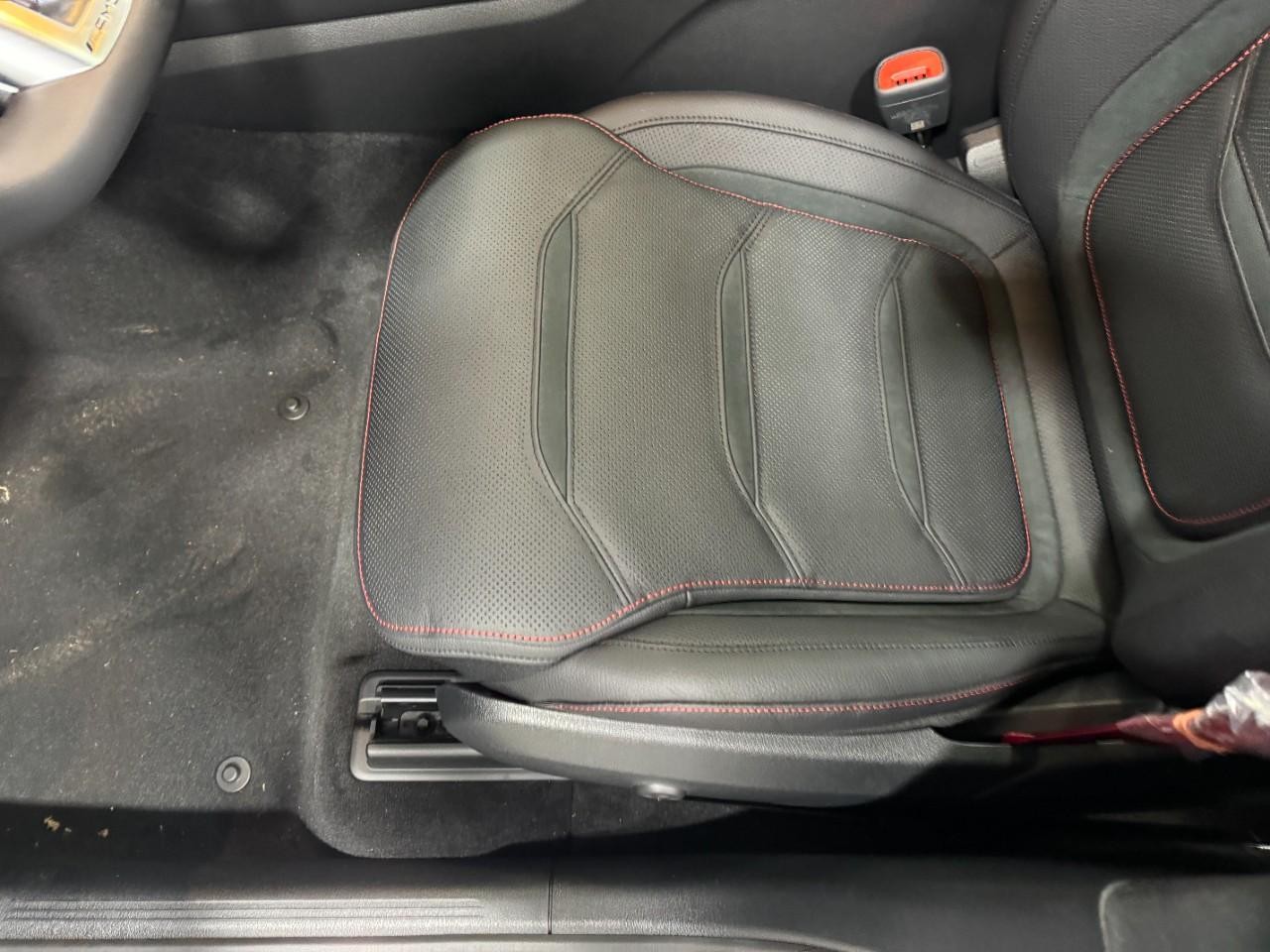 Mercedes-Benz GLC Vehicle Full-screen Gallery Image 25