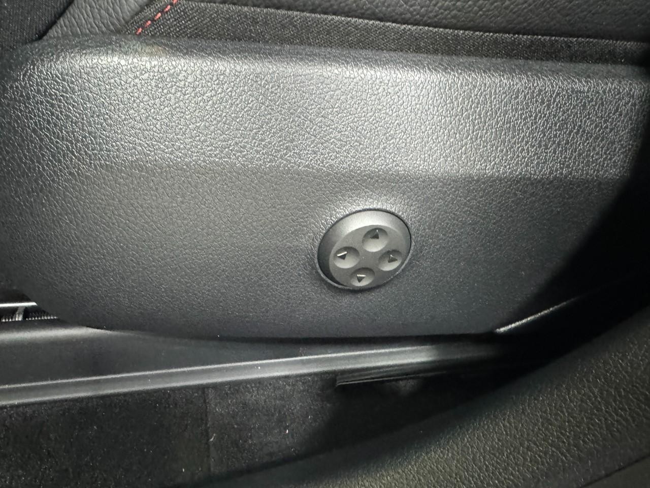 Mercedes-Benz GLC Vehicle Full-screen Gallery Image 26