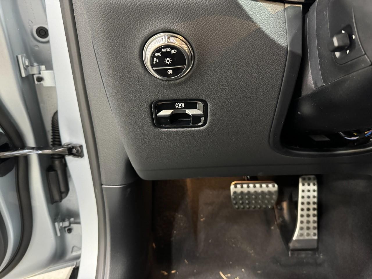 Mercedes-Benz GLC Vehicle Full-screen Gallery Image 27