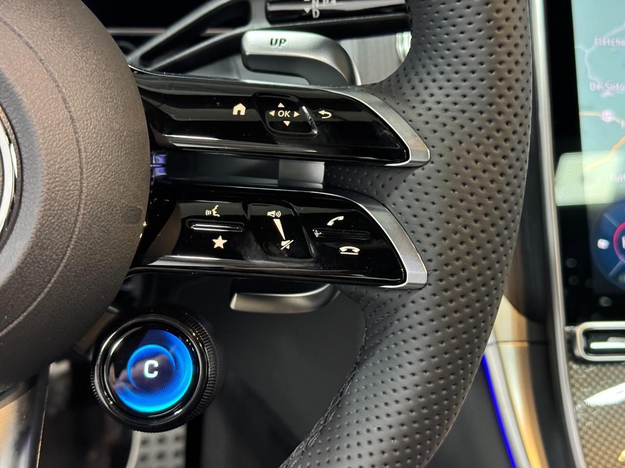 Mercedes-Benz GLC Vehicle Full-screen Gallery Image 29