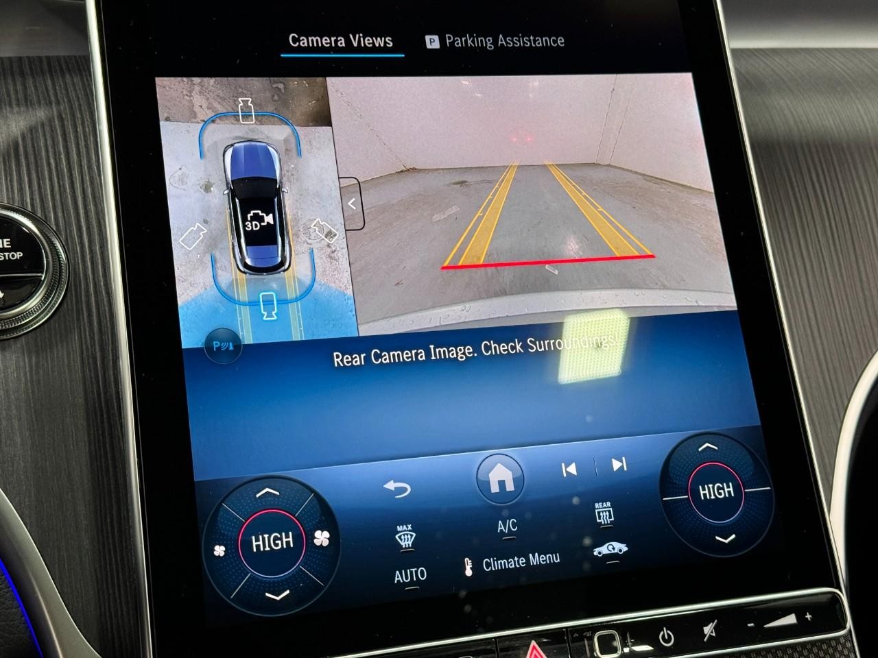 Mercedes-Benz GLC Vehicle Full-screen Gallery Image 32