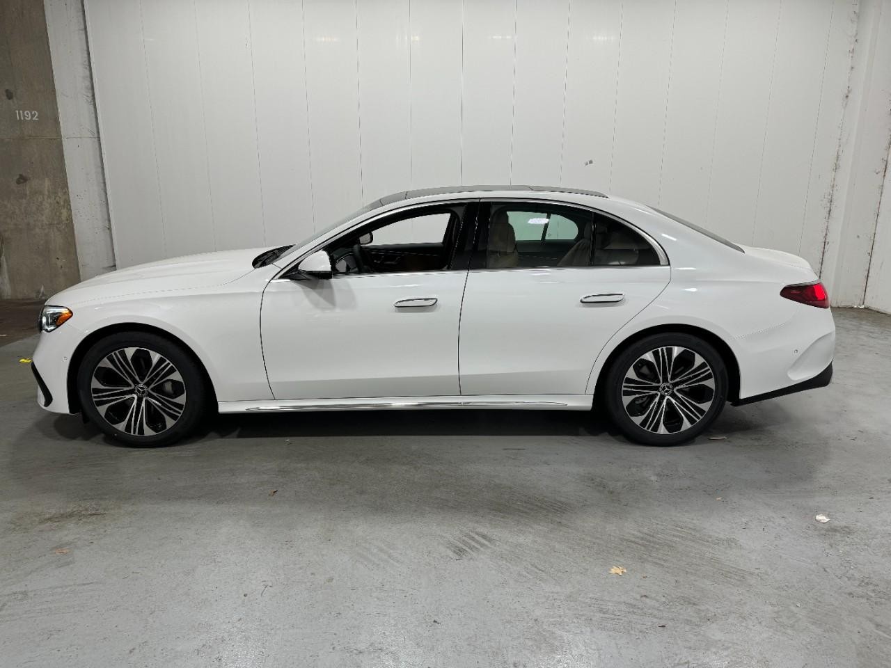 Mercedes-Benz E-Class Vehicle Full-screen Gallery Image 2