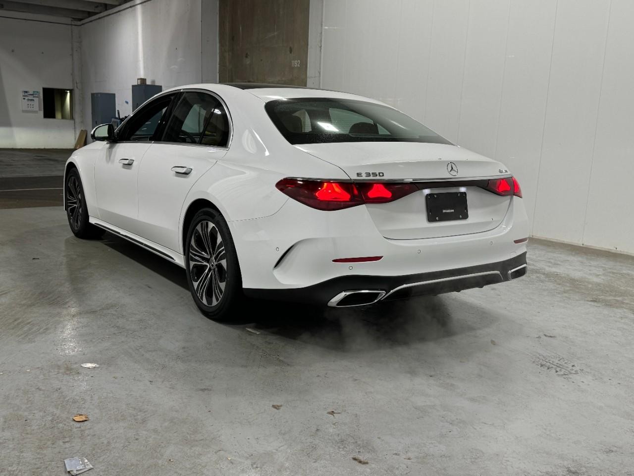 Mercedes-Benz E-Class Vehicle Full-screen Gallery Image 3