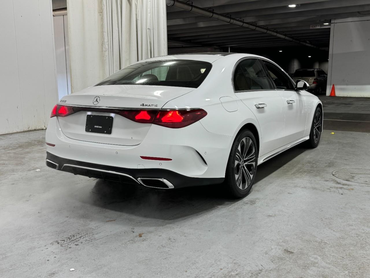 Mercedes-Benz E-Class Vehicle Full-screen Gallery Image 4