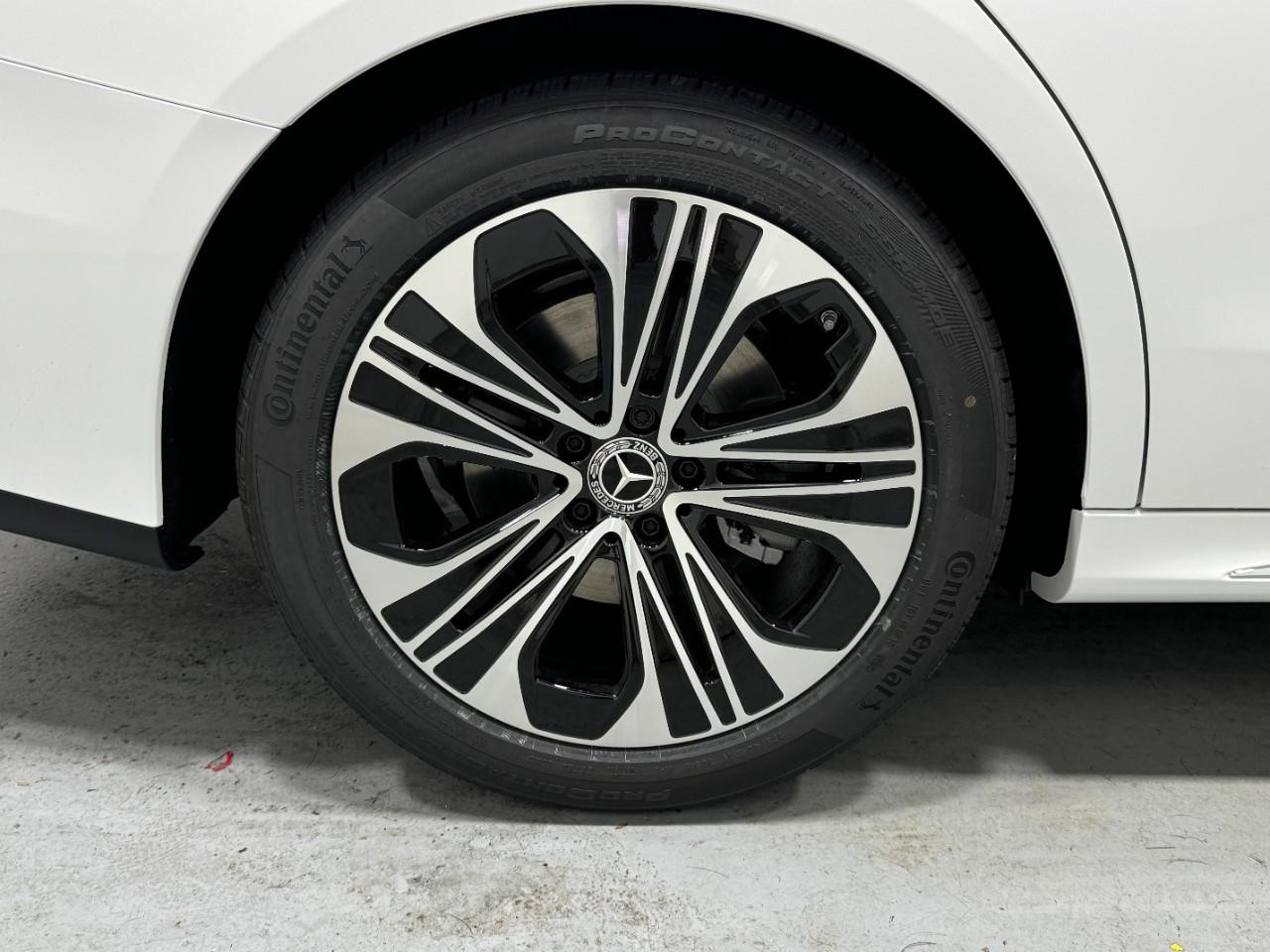 Mercedes-Benz E-Class Vehicle Full-screen Gallery Image 5