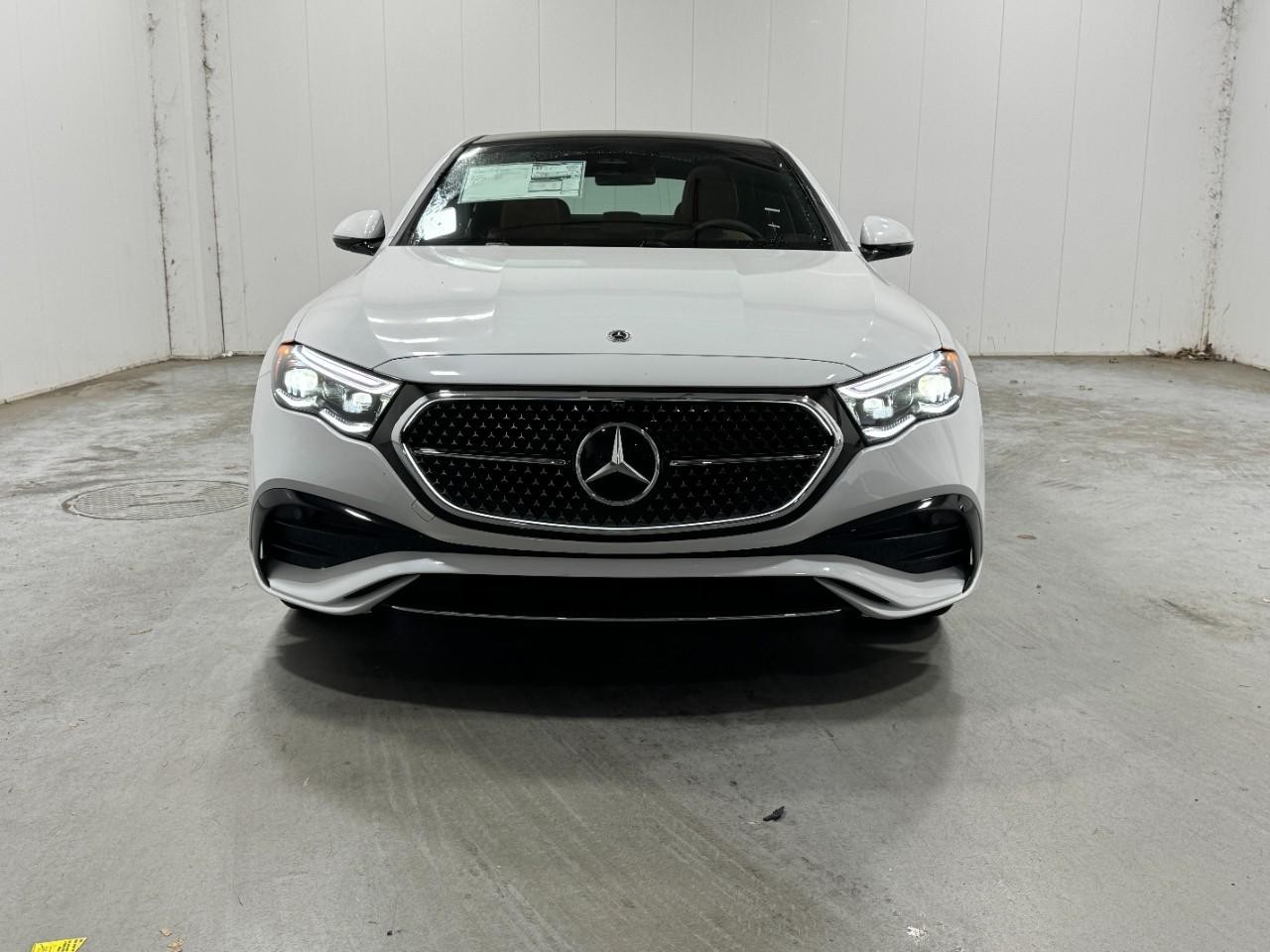 Mercedes-Benz E-Class Vehicle Full-screen Gallery Image 7