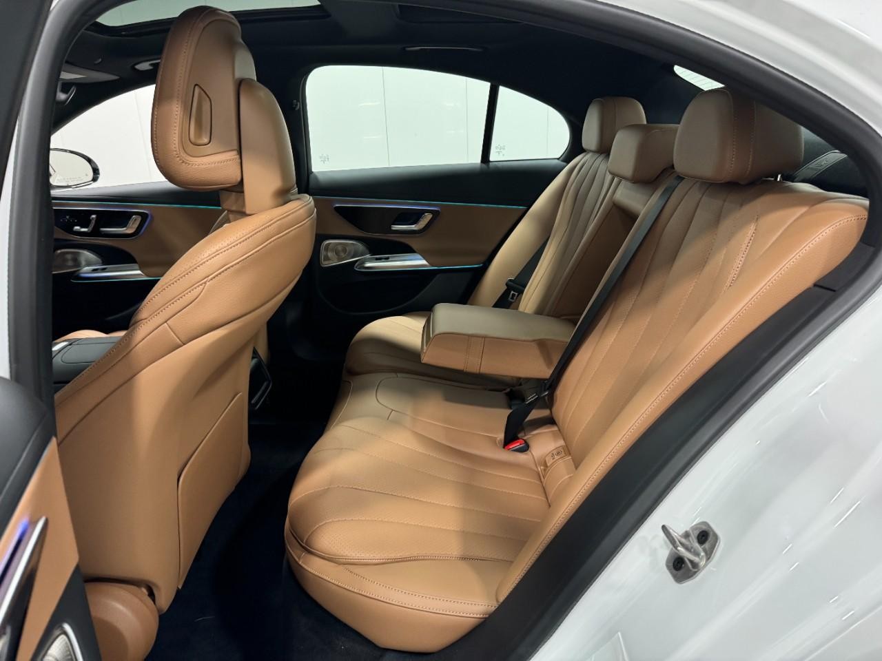 Mercedes-Benz E-Class Vehicle Full-screen Gallery Image 8