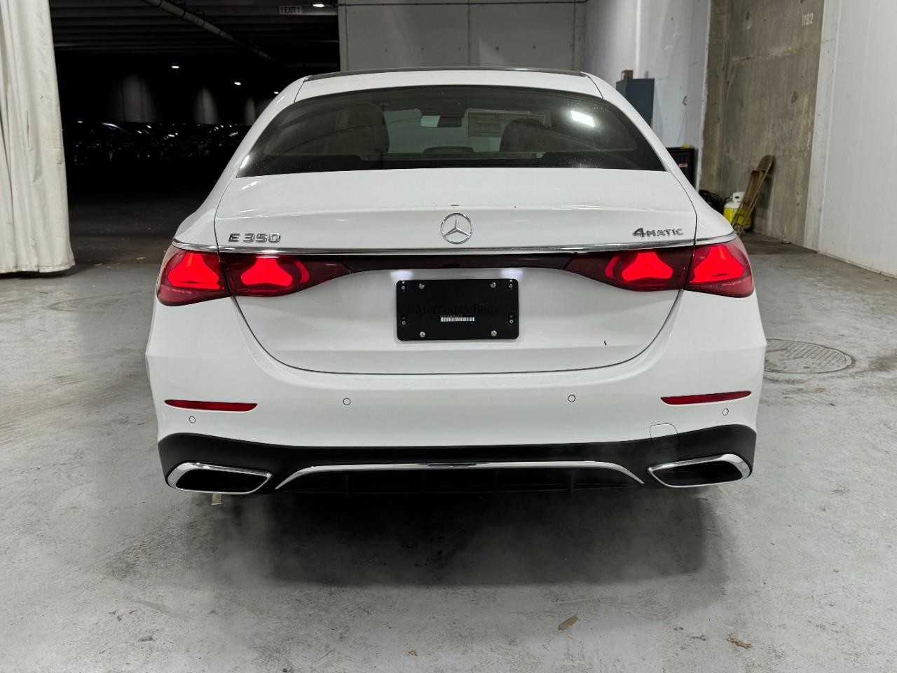 Mercedes-Benz E-Class Vehicle Full-screen Gallery Image 9