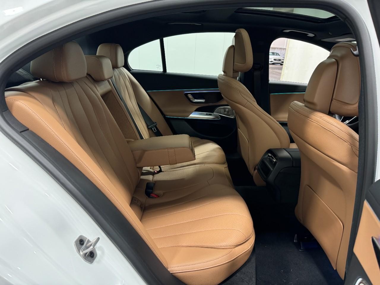 Mercedes-Benz E-Class Vehicle Full-screen Gallery Image 10