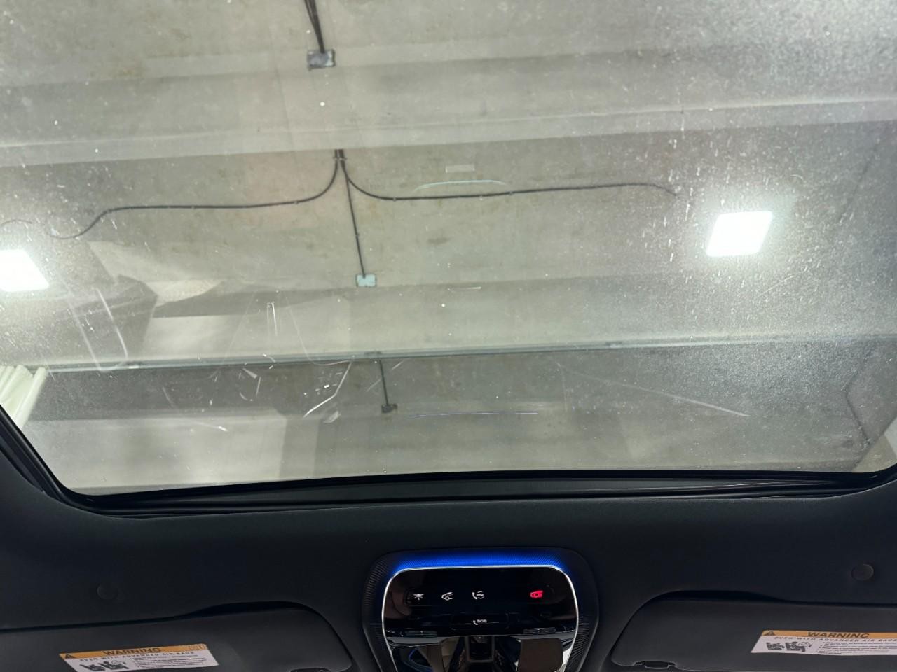 Mercedes-Benz E-Class Vehicle Full-screen Gallery Image 11