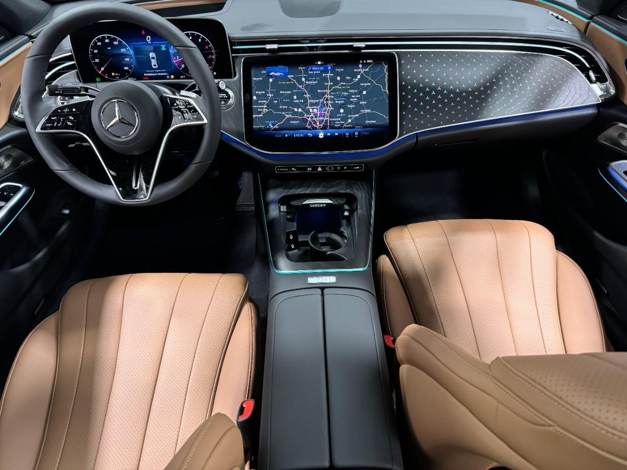 Mercedes-Benz E-Class Vehicle Full-screen Gallery Image 12