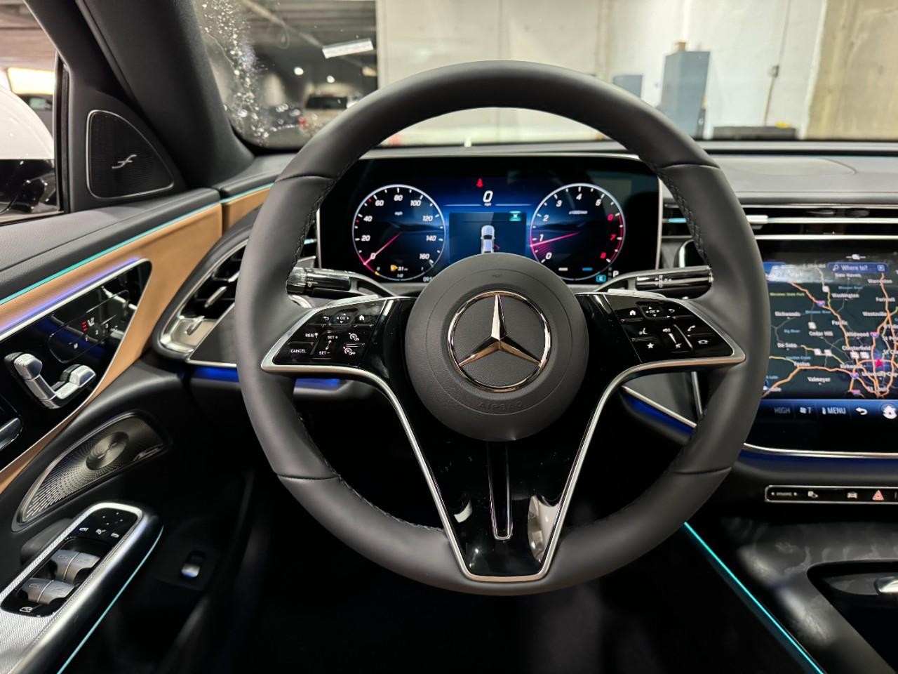 Mercedes-Benz E-Class Vehicle Full-screen Gallery Image 13