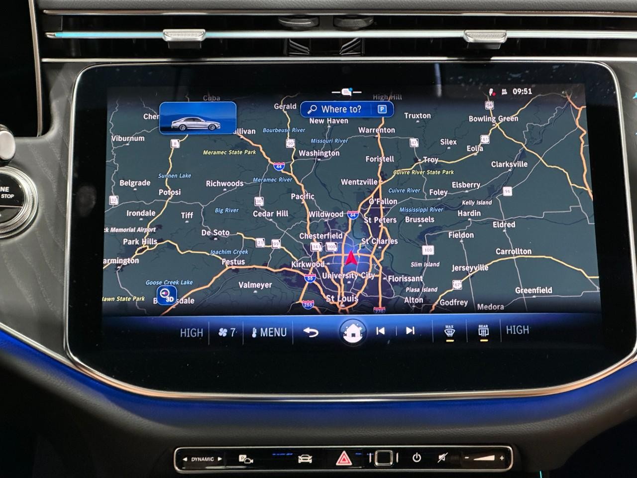 Mercedes-Benz E-Class Vehicle Full-screen Gallery Image 14