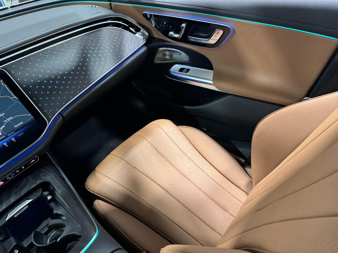 Mercedes-Benz E-Class Vehicle Full-screen Gallery Image 15