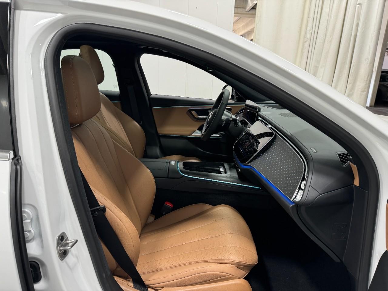 Mercedes-Benz E-Class Vehicle Full-screen Gallery Image 16